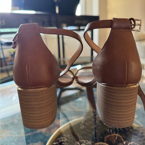 Chunky heel strappy sandal - Picture 3 of 5